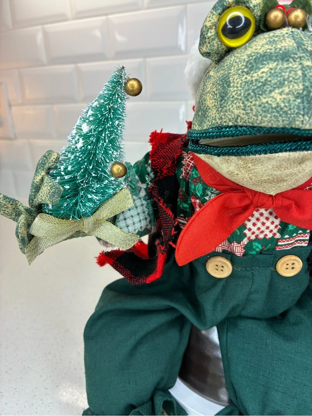 VTG  Christmas Berkeley Designs Singing Croaking Musical Sitting Frog